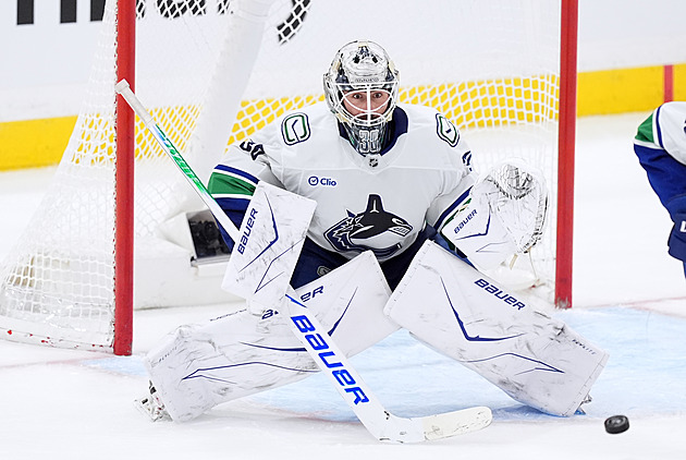 Patera při debutu za Vancouver sedmkrát inkasoval, Boston dal šanci Blümelovi