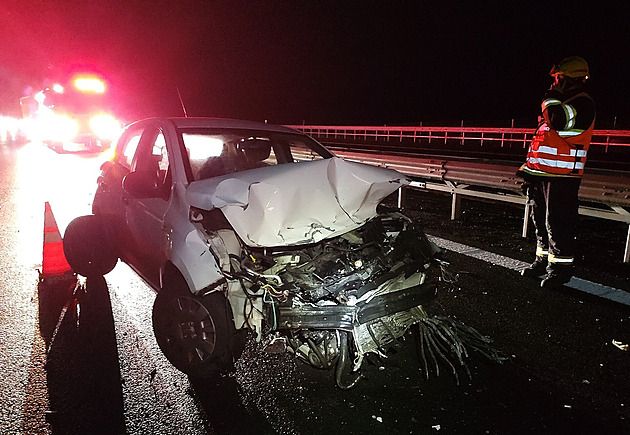 Vážná nehoda zastavila D4 na Písecku. Dálnice ráno klouzala, jeden pruh už jezdí