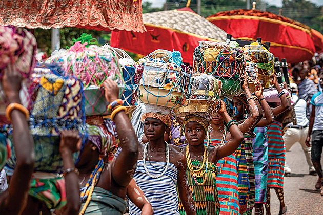Polili ji petrolejem a zapálili. Hon na čarodějnice trvá, jde o tisíce případů ročně