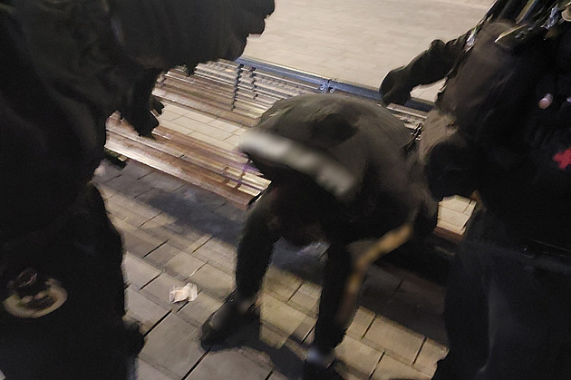 Máme vysmažené nejen hranolky, volal fastfood strážníky na výtržníka. Nebyl jediný