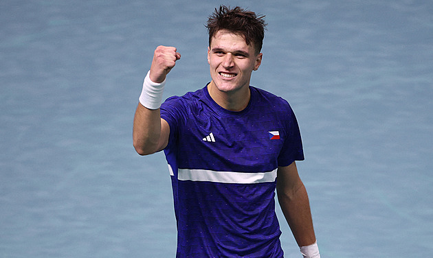 Davis Cup ONLINE: Menšík vydřel výhru, postup do semifinále chce stvrdit Lehečka