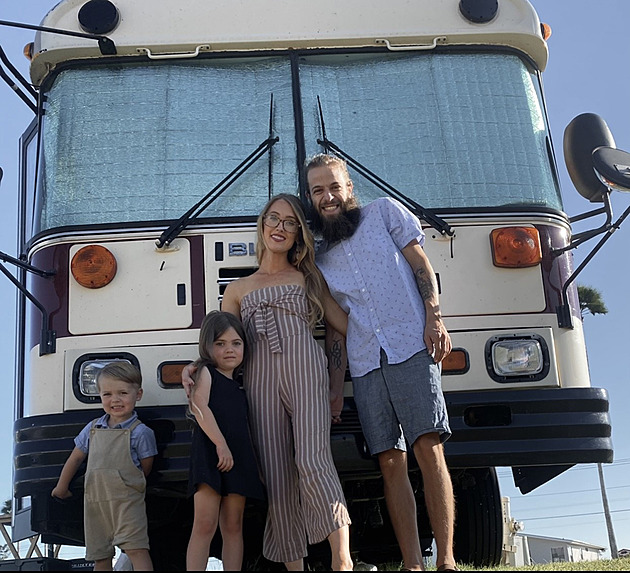 Místo práce a školy svoboda. Hippie rodiče žijí s dětmi ve školním autobusu