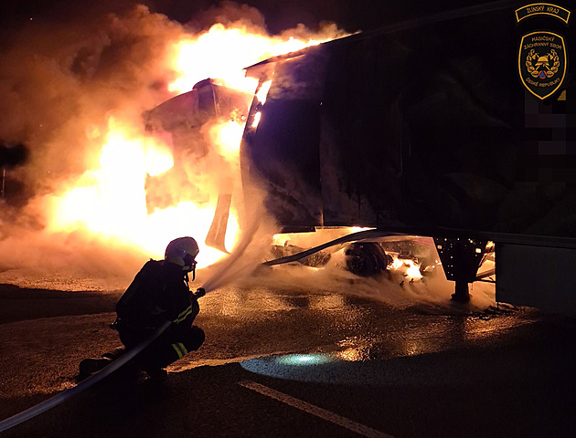 Na dálnici u Otrokovic vzplál plně naložený kamion, dálnice byla zavřená