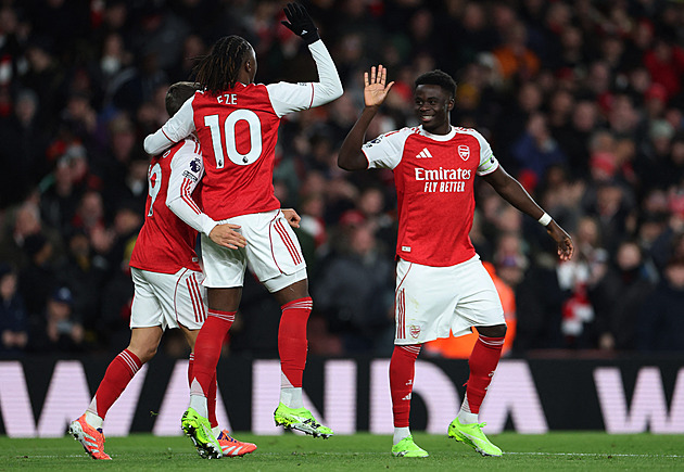 Arsenal ovládl derby, Tottenhamu nastřílel čtyři góly. Aston Villa otočila na Leedsu