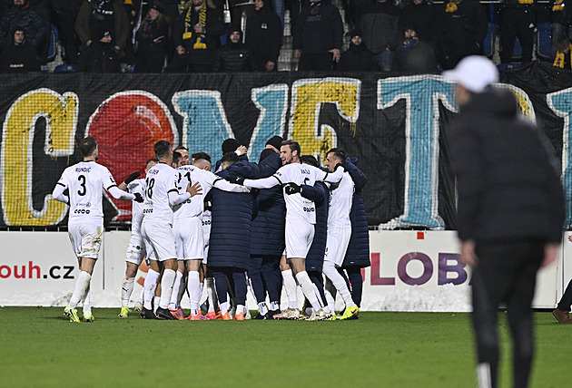 ONLINE: Slovácko - Zlín 2:0, domácí v derby s novým koučem, Krmenčíkův gól neplaí