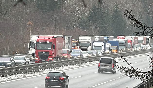 Česko zasypal sníh. D1 kvůli kamionům kolabovala, hasiči jeli k desítkám nehod