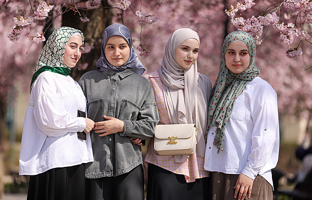 Na hlavě povinně šátek a žádné mužské prvky, přitvrdilo Čečensko proti ženám