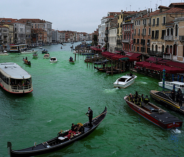 VIDEO: Thunbergové zakázali vstup do Benátek. Obarvila tam vodu na zeleno