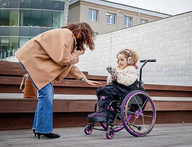 Vozíčkáři budou mít nohy v teple, pomůžou jim vylepšené návleky pro fotbalisty