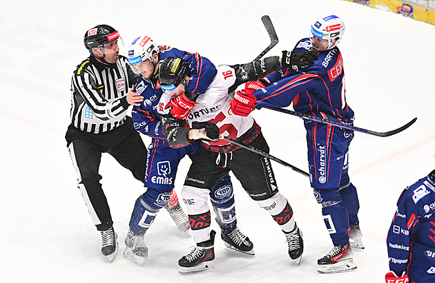 ONLINE: Šlágr Pardubic se Spartou se bude prodlužovat. Kometa je blízko porážce