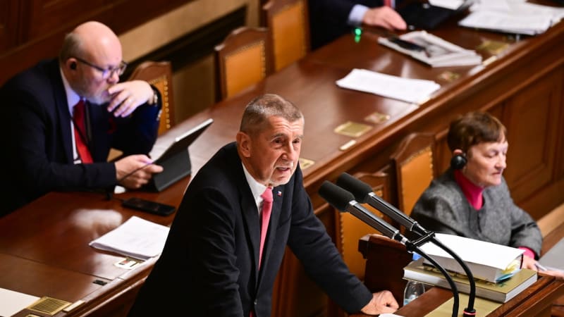 Babiš se ve Sněmovně rozplakal, když mluvil o synovi. Následoval potlesk i pískot