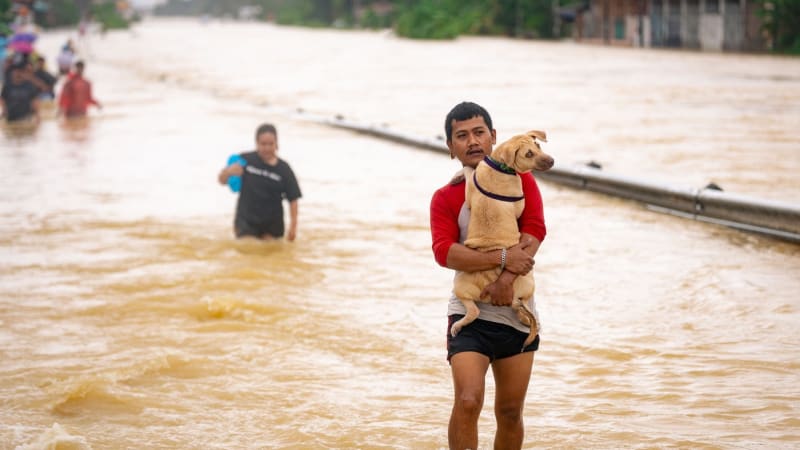 Záplavy v turisticky oblíbeném Thajsku: Márnice jsou přeplněné, pomáhají chladírenské vozy