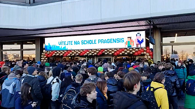 Nezvládnutá organizace akce pro školy v Praze. V tlačenici omdlévaly děti