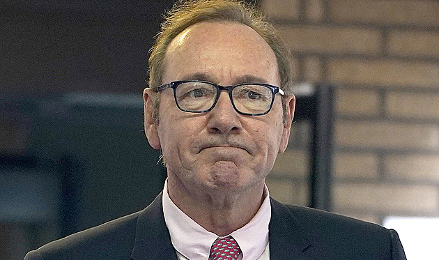 Kevin Spacey se omluvil za to, že se označil za bezdomovce