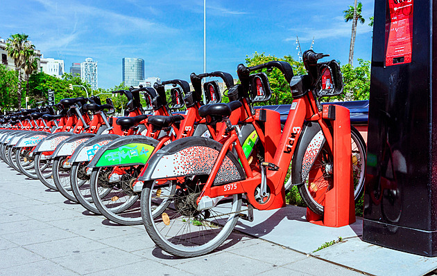 Zákaz, nebo přirážka. Města bojují s turisty na sdílených kolech