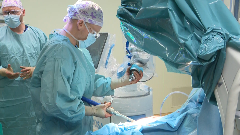 Medicína budoucnosti v Česku. Robot pomáhá s kyčlí, operuje s přesností na desetiny milimetru