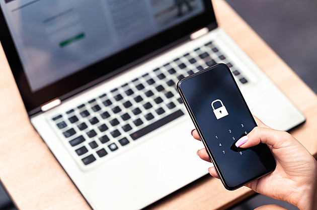 Podvodníci vybrali špatného taxikáře. Překazil jim plány na okradení seniora