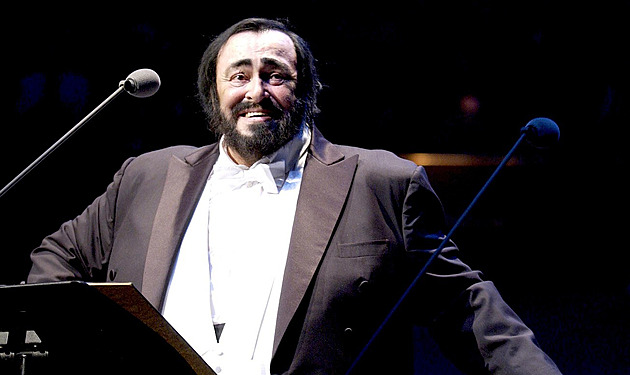 Socha Pavarottiho po kolena v ledu rozčílila vdovu. Zesměšnili jste ho, volala