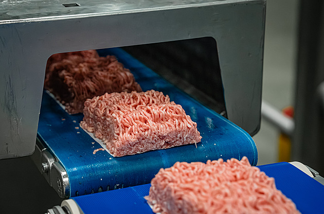 Neříkejte tomu kultivované maso, zlobil se na konferenci ředitel řezníků na výrobce