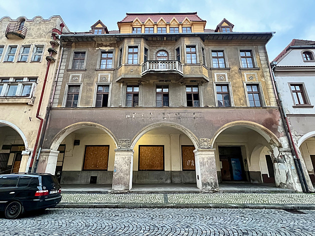 Vyšší daň pro chátrající domy v Žatci nebude, rozhodl soud. Město se nevzdá