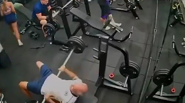 Tragická nehoda amatérského vzpěrače. Muže zabil pád těžké činky