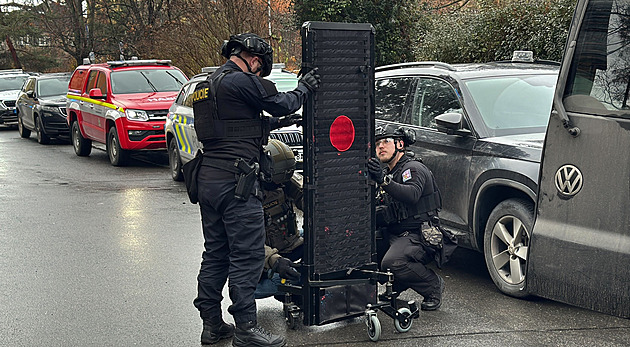 Policie vtrhla k zabarikádovanému muži, v bytě našla kanystr s hořlavinou