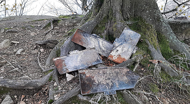 Vandalství i pochybné sběratelství. Zničeného značení v Jeseníkách přibývá
