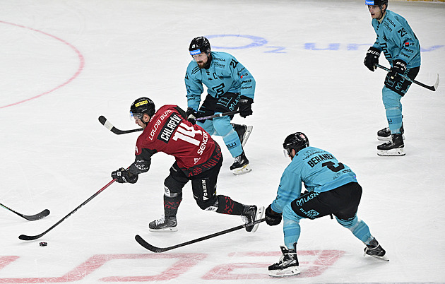 ONLINE: Sparta dala Varům šestku, Brno padlo v Ostravě. Slaví Pardubice i Třinec