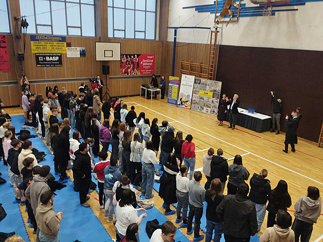 Prezident Pavel debatuje se studenty, v Ralsku navštíví výrobce autodílů