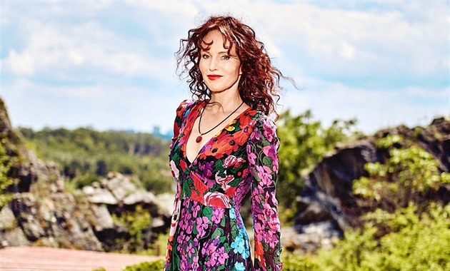 Škrábance a zlomený nos. Sára Saudková odmítá, že na ulici napadla rivalku