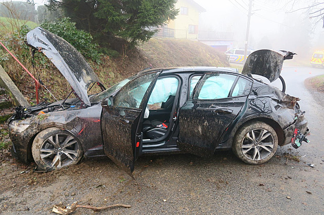 Provinilec na sebe upozornil schováváním pod palubní desku, pak policii zběsile ujížděl