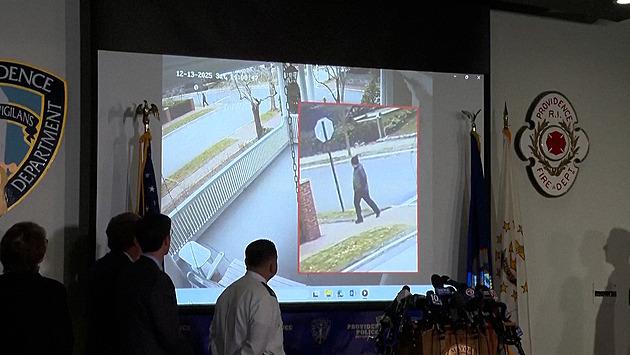 Policie zveřejnila další video střelce z Brownovy univerzity. Žádá o pomoc