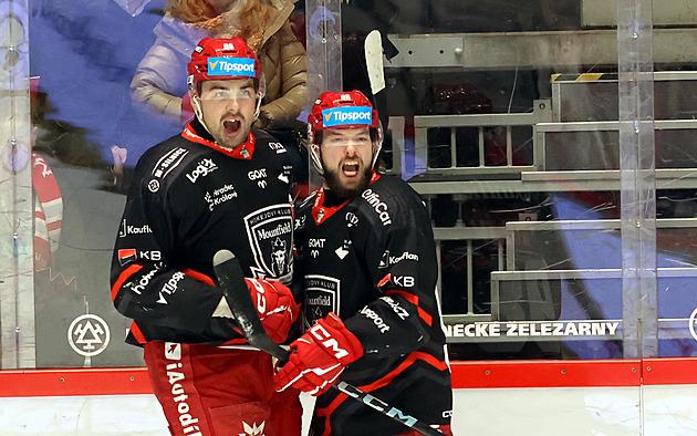 ONLINE: Pardubice drtí Olomouc, Hradec vede v Třinci. Vítkovice prohrávají s Plzní