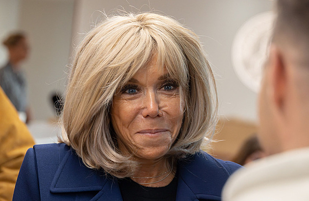 Šokované feministky žalují Macronovou za urážlivý výrok. První dáma se hájí