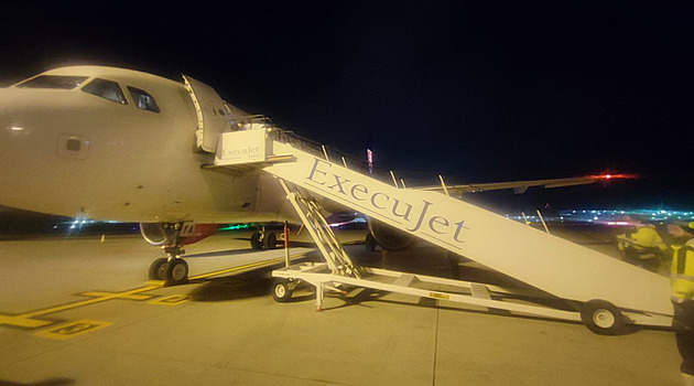 Ficovo letadlo mělo v Bruselu nehodu. Narazilo do něj auto se schody