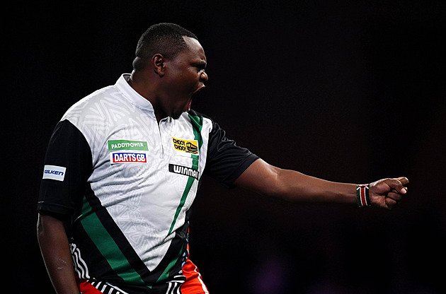 Senzace na šipkařském MS. Keňský veterinář vyřadil nasazenou osmnáctku