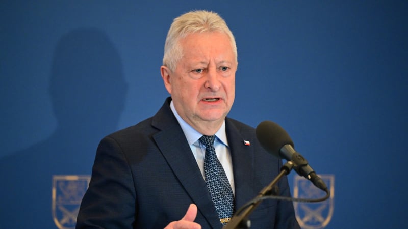 Zůna chce stavět na protivzdušné obraně. Řehka skončí, jak se vybere jeho nástupce?