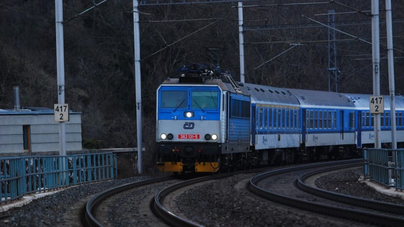 Vlak narazil u Benešova do automobilu: Řidiče uvěznily na přejezdu závory, provoz na trati stál