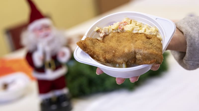 Jak skladovat bramborový salát nebo odlehčit řízek? Experti radí, jak na vánoční prohřešky