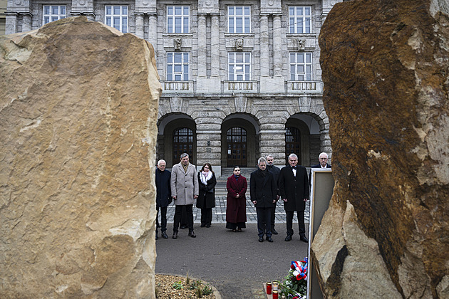 U filozofické fakulty uctili oběti střelby. Nesmíme zapomenout, řekl Vystrčil