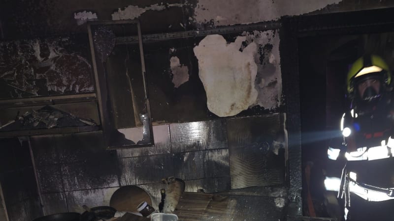 Požár domu v Liberci: Sedm zraněných, dva z nich se popálili. Příbuzný odhadl příčinu