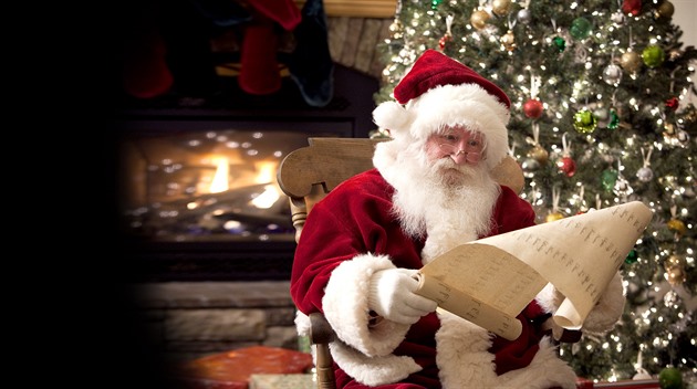 V kostýmu Santy vykradli supermarket, lup dali volně k dispozici pod vánoční strom