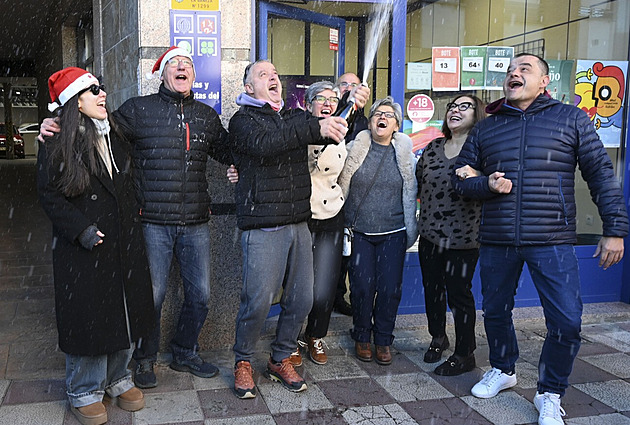 Lidé z města zničeného letními požáry vyhráli ve vánoční loterii miliardy korun