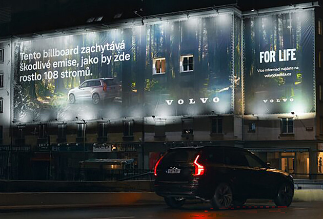 Billboard Volva v Praze čistil vzduch. Po pár týdnech ho ale automobilka odstranila