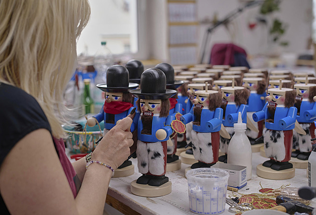 Barevní vojáčci i Trump ze dřeva. Cla zasáhla tradiční německou výroby louskáčků