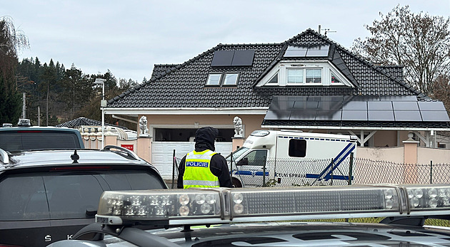 Policie obvinila Vémolu z mezinárodní drogové činnosti, odvedla si ho při razii