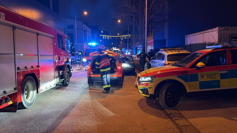 Exploze zdevastovala byt v Praze. Výbuchu předcházel požár, hasiči zachránili dva lidi