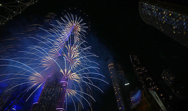 Ohňostroje nad Londýnem. Oslavy nového roku se přibližují k americkému kontinentu