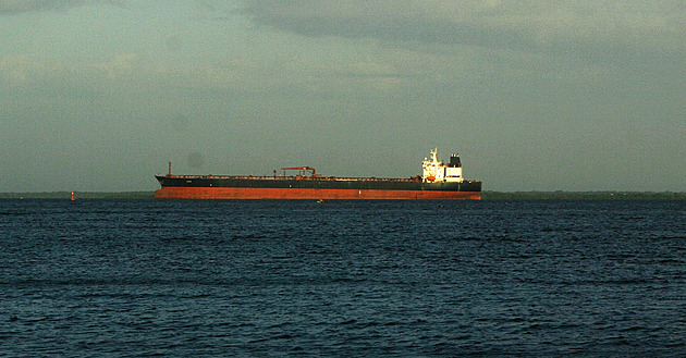 Moskva chce humánní zacházení s Rusy zajatými v tankeru, hrozí jim postih