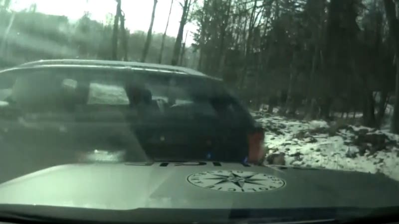 Záběry zběsilé policejní honičky: Ujíždějícího řidiče zastavil až pit manévr a hrozba zbraní